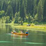 Ruderboot und Wanderer beim Jägersee in Wagrain-Kleinarl